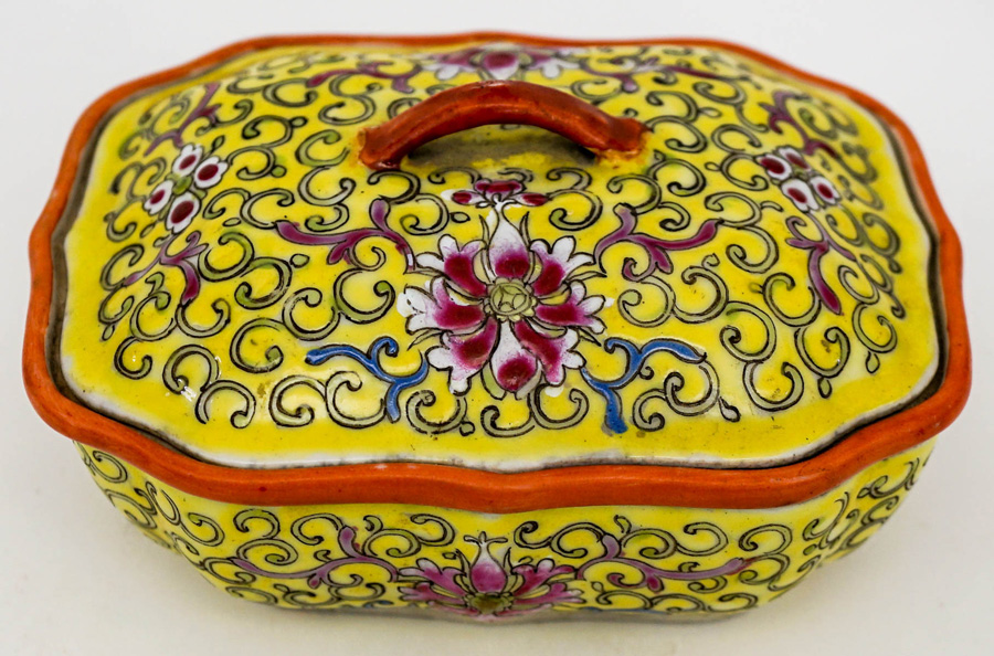 Chinese Export Armorial Porcelain Covered Box